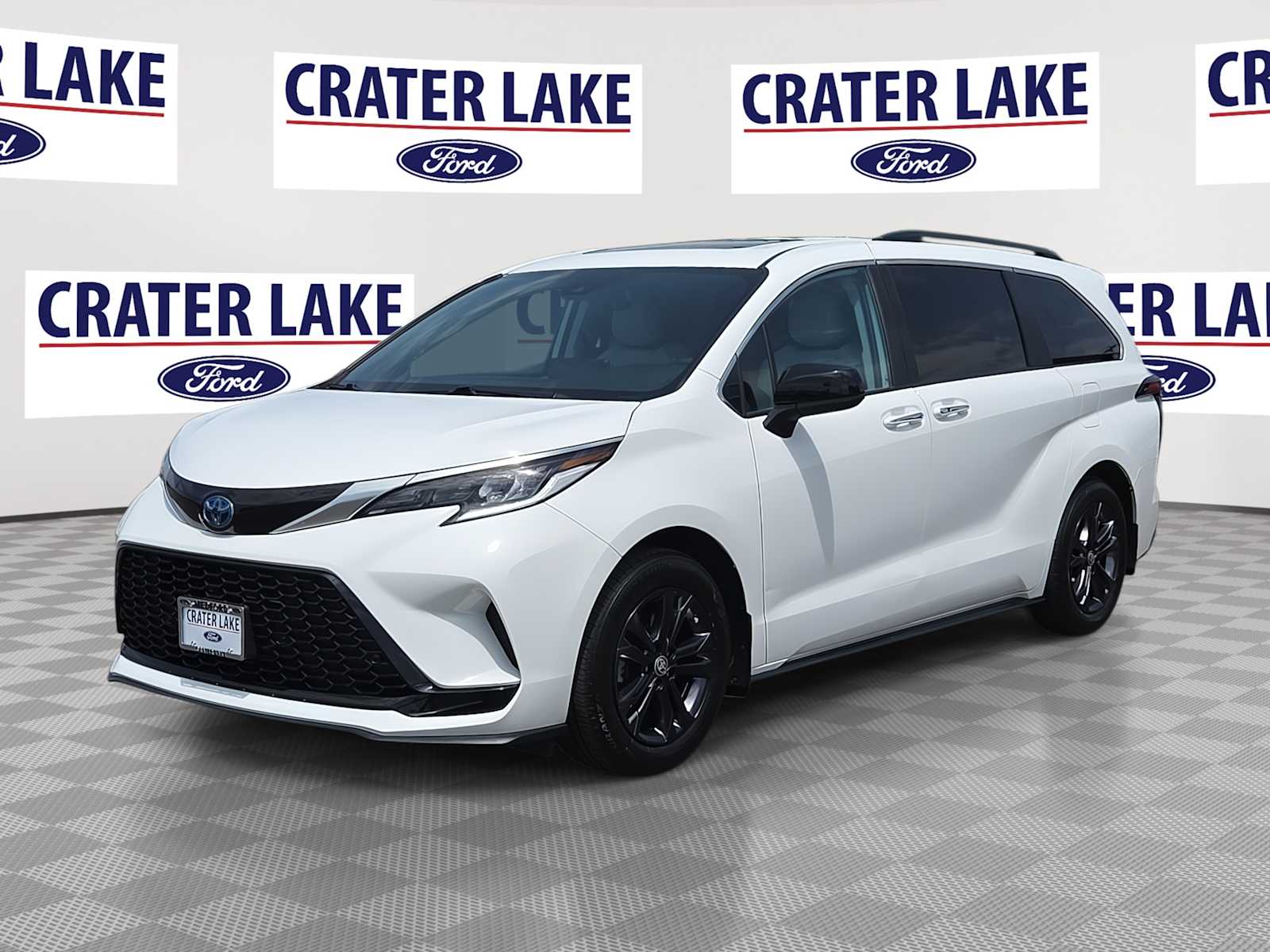 2024 Toyota Sienna XSE AWD 7-Passenger's photo