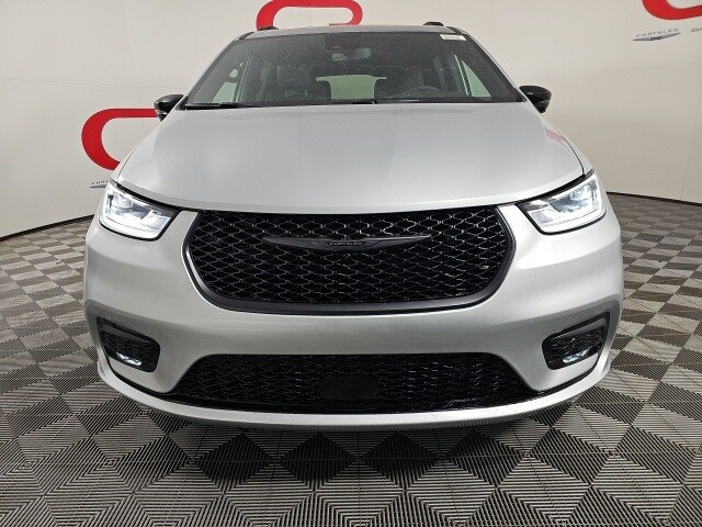 2026 Chrysler Pacifica Limited photo 2