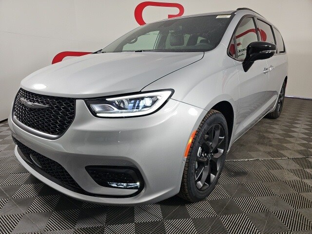 2026 Chrysler Pacifica Limited photo 3