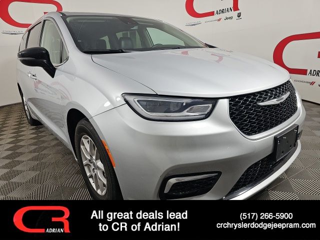 2024 Chrysler Pacifica Touring L's photo