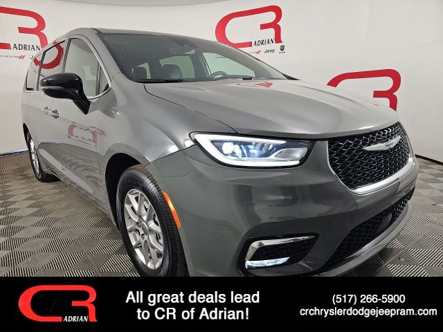 2025 Chrysler Pacifica Select's photo