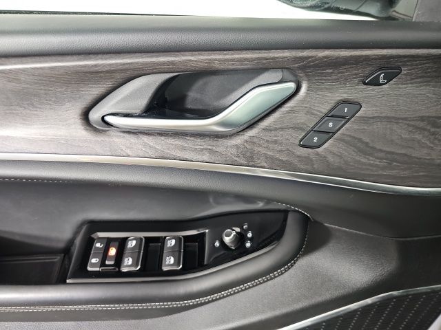2023 Jeep Grand Cherokee Overland - Photo 12