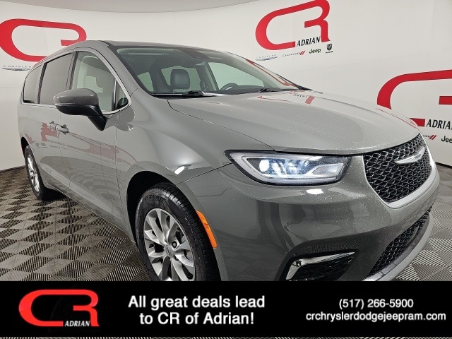 2023 Chrysler Pacifica Touring L's photo