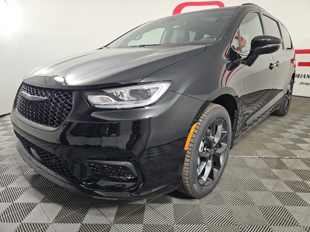 2026 Chrysler Pacifica Limited photo 3