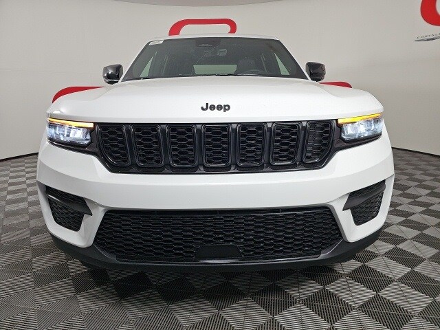 2025 Jeep Grand Cherokee Altitude photo 2
