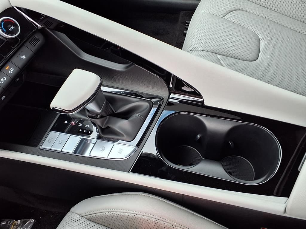 2025 Hyundai Elantra Limited - Photo 24