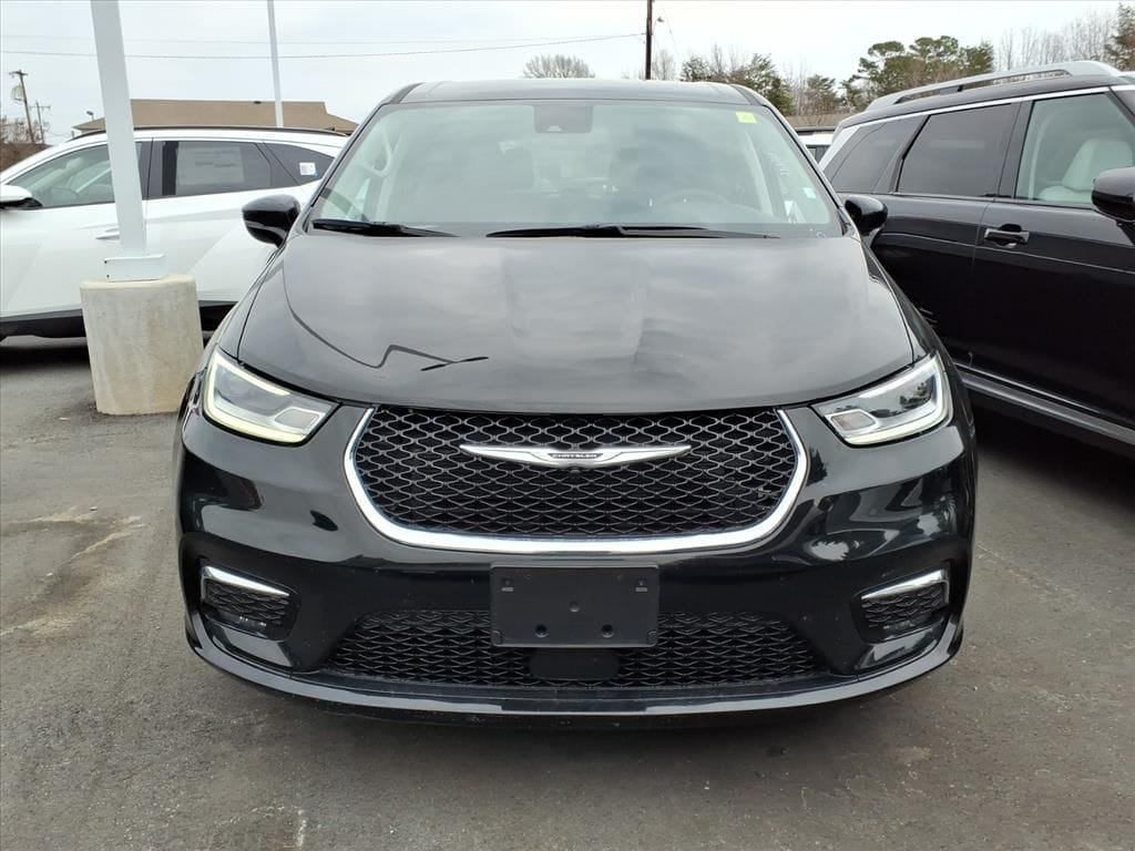 Used 2024 Chrysler Pacifica Touring L Minivan/Van