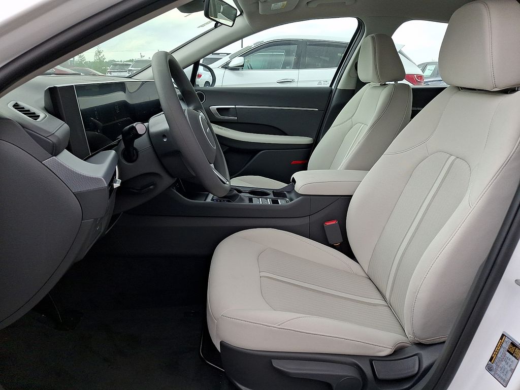 2025 Hyundai Sonata SE - Photo 9