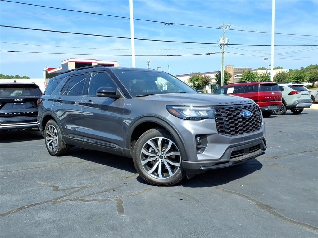 2025 Ford Explorer ST-LINE's photo