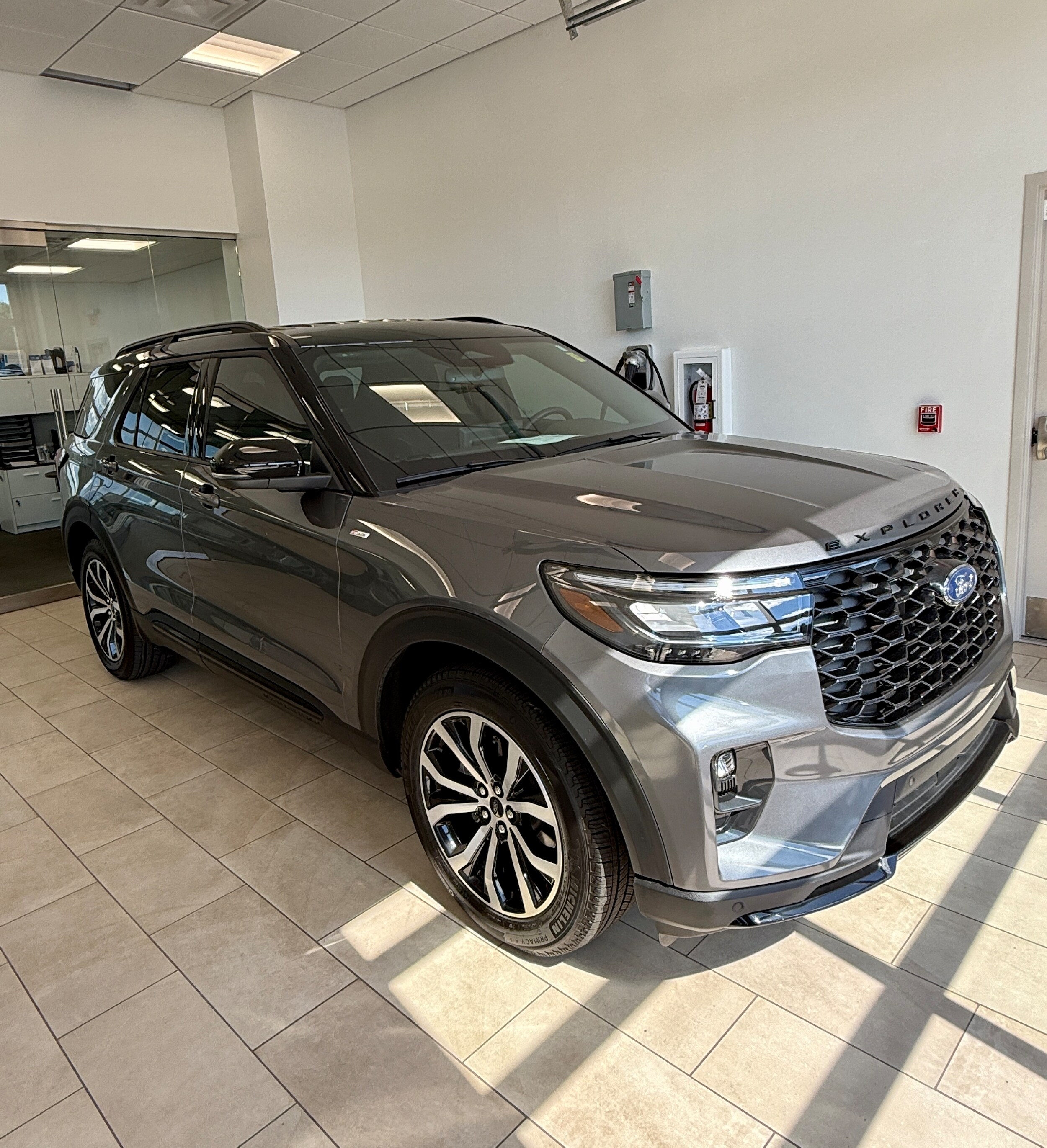 2025 Ford Explorer ST-Line photo 2