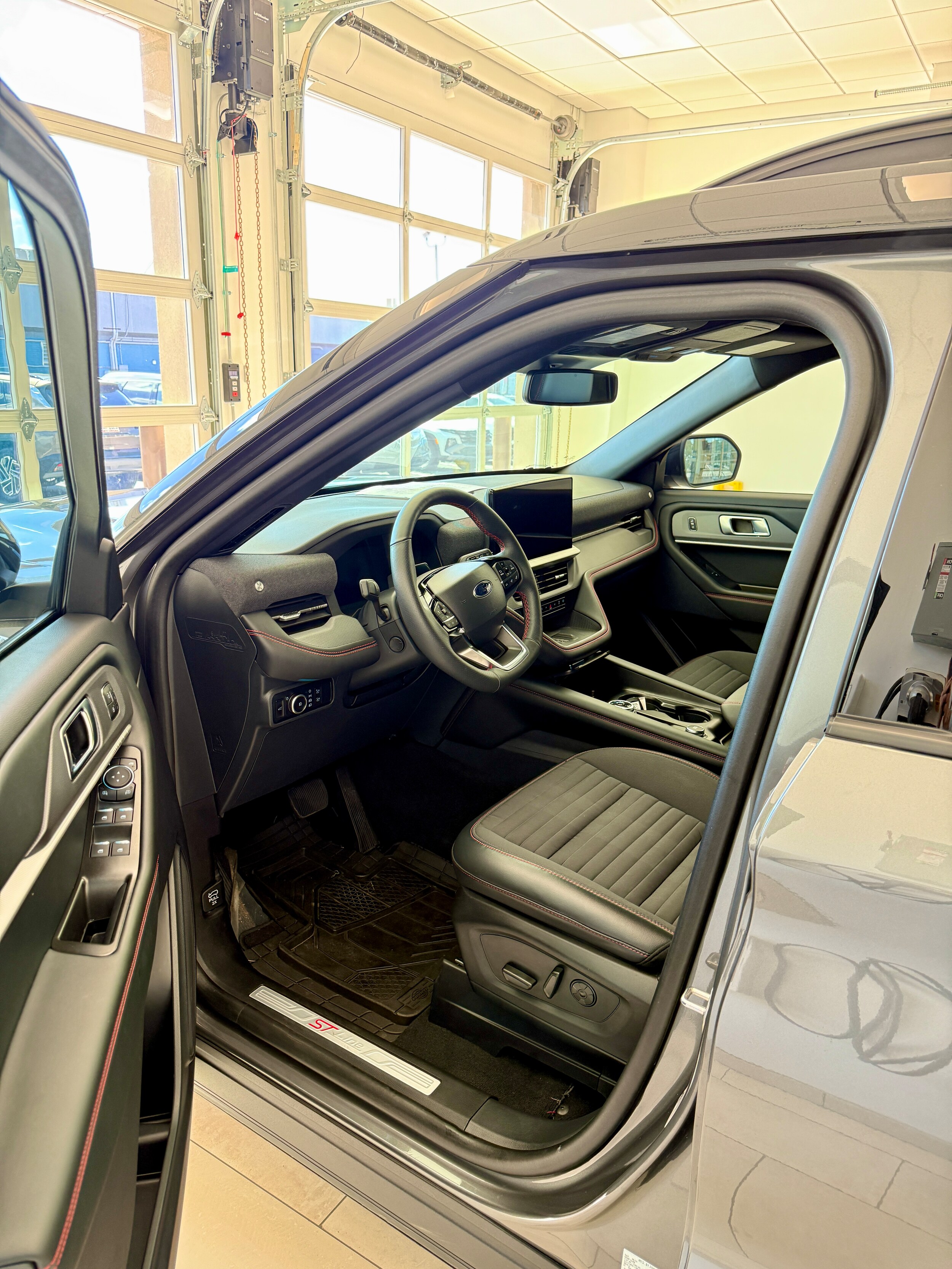 2025 Ford Explorer ST-Line photo 4