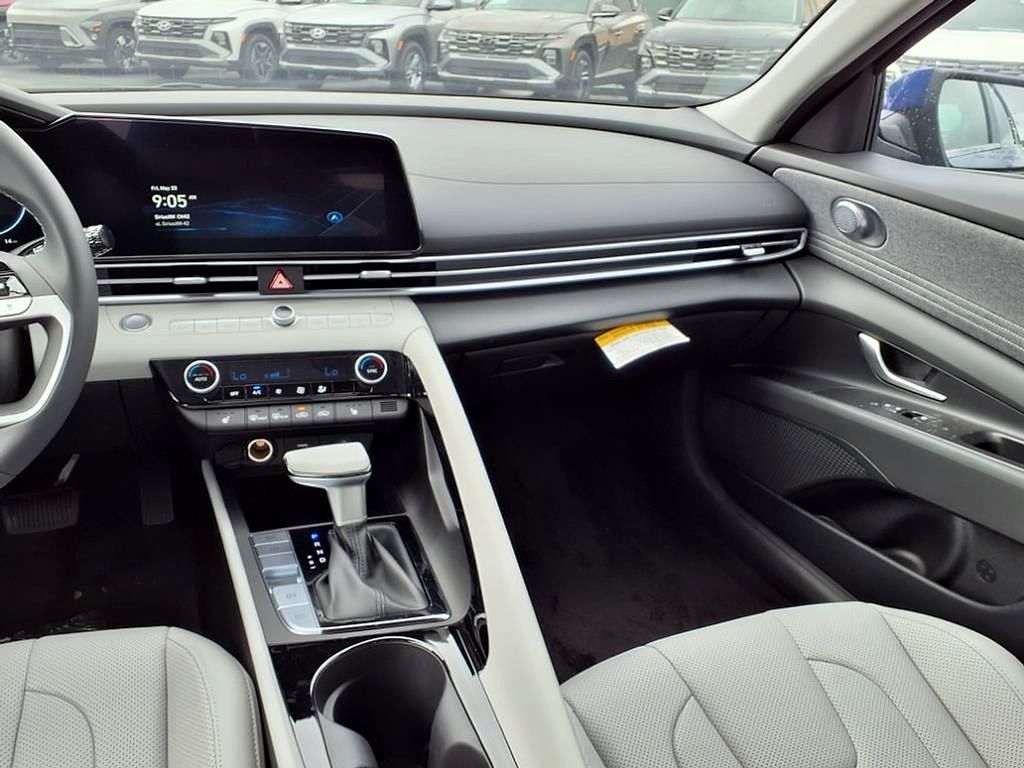 2025 Hyundai Elantra Limited - Photo 13
