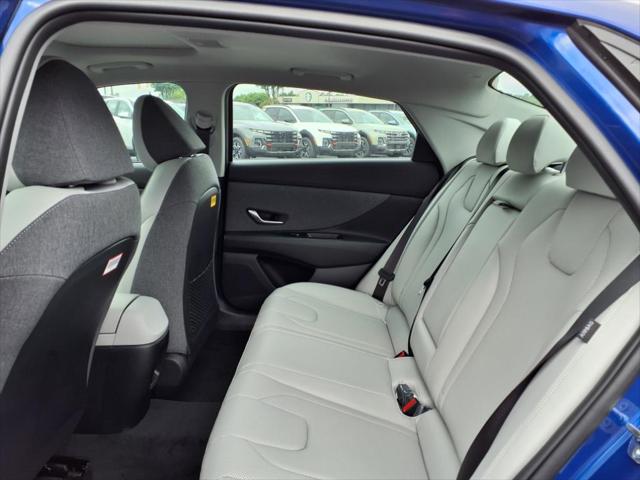 2025 Hyundai Elantra Limited - Photo 11