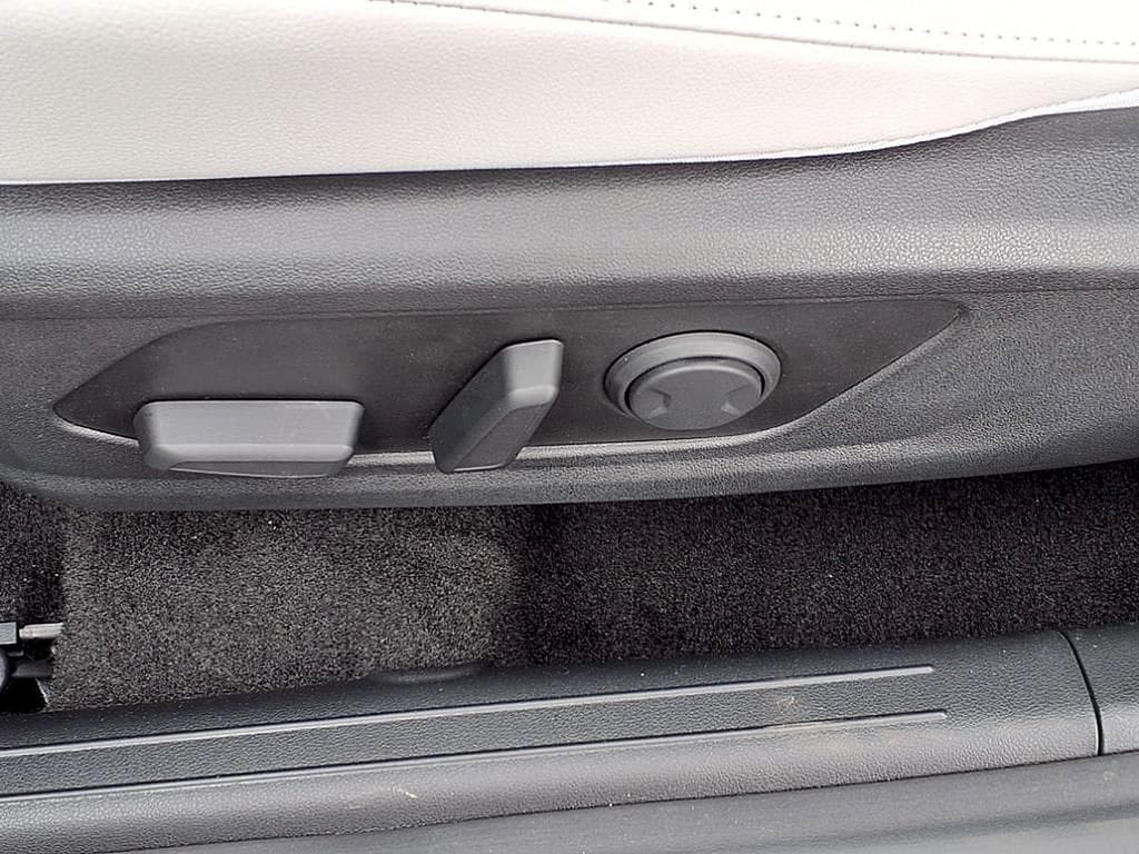 2025 Hyundai Elantra Limited - Photo 18