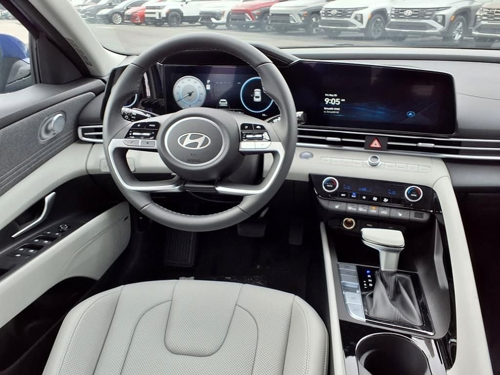 2025 Hyundai Elantra Limited - Photo 12