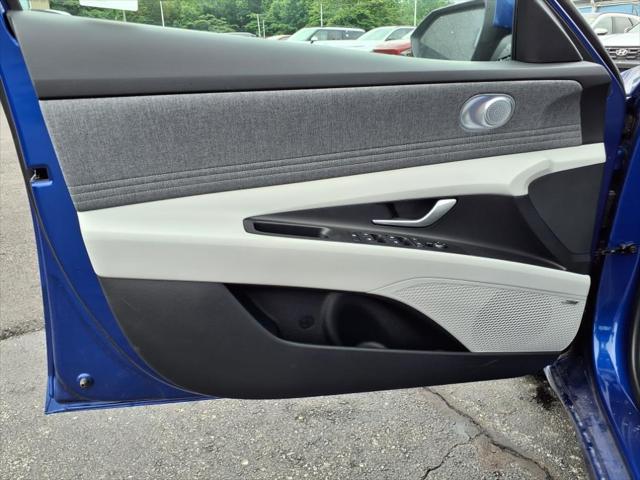 2025 Hyundai Elantra Limited - Photo 16