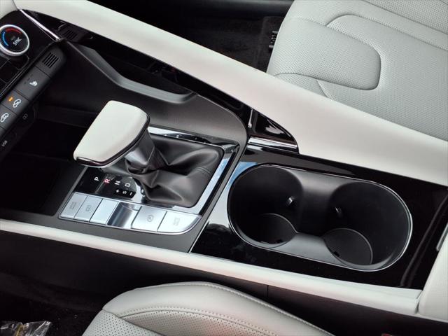 2025 Hyundai Elantra Limited - Photo 24