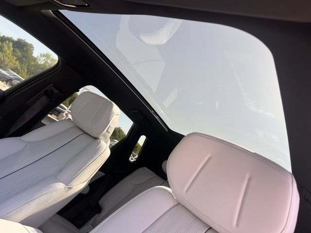2027 Cadillac LYRIQ Luxury - Photo 18