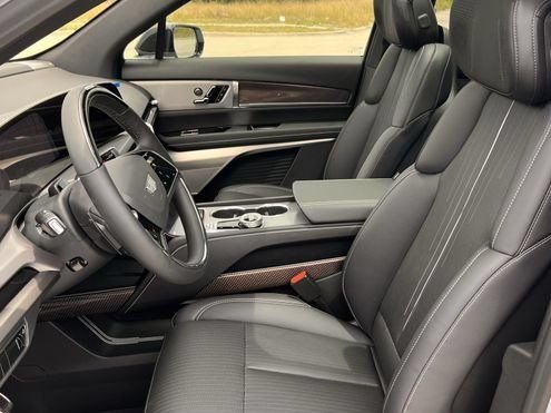 2027 Cadillac VISTIQ Sport - Photo 20