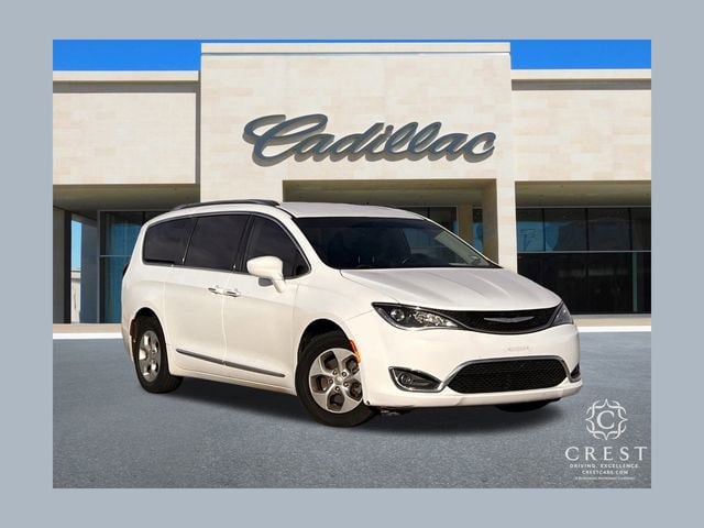 2017 Chrysler Pacifica Touring-L Plus's photo