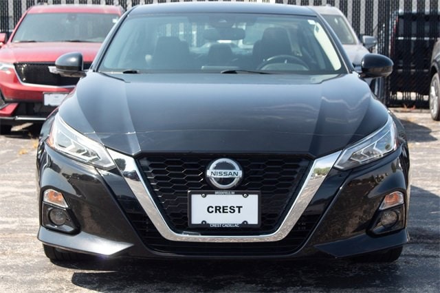 Used 2019 Nissan Altima Platinum with VIN 1N4BL4FV3KC199336 for sale in Brookfield, WI