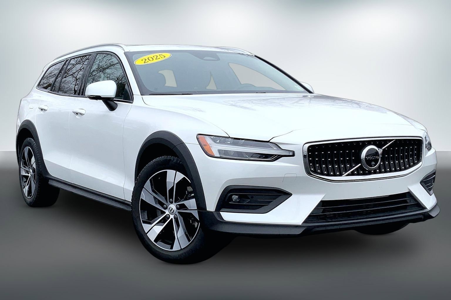 2025 Volvo V60 Cross Country B5 Plus AWD's photo