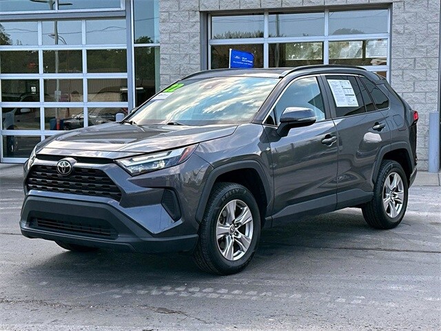 2022 Toyota RAV4 XLE photo 2