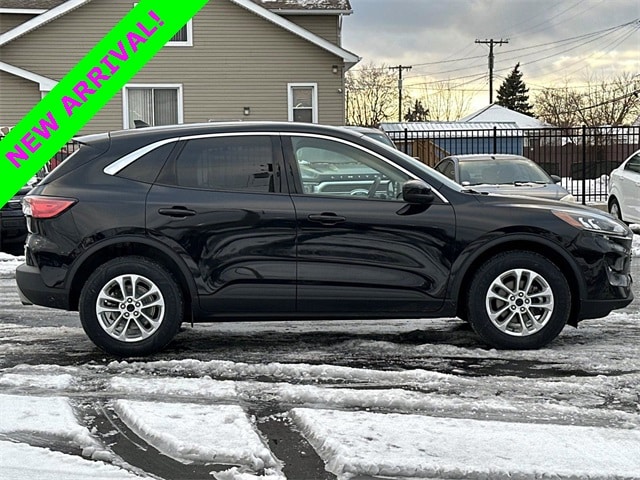 Used 2020 Ford Escape SE with VIN 1FMCU9G61LUC06338 for sale in Center Line, MI