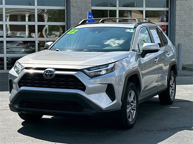 2022 Toyota RAV4 Hybrid XLE photo 2