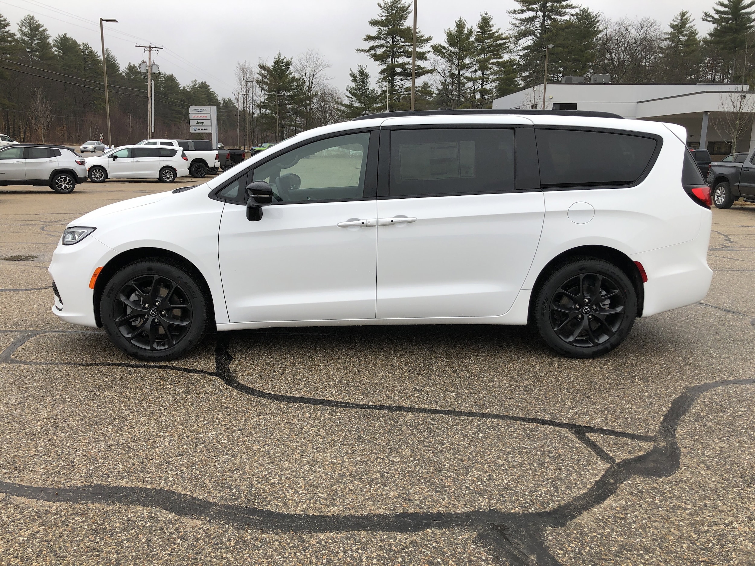2026 Chrysler Pacifica Select - Photo 6