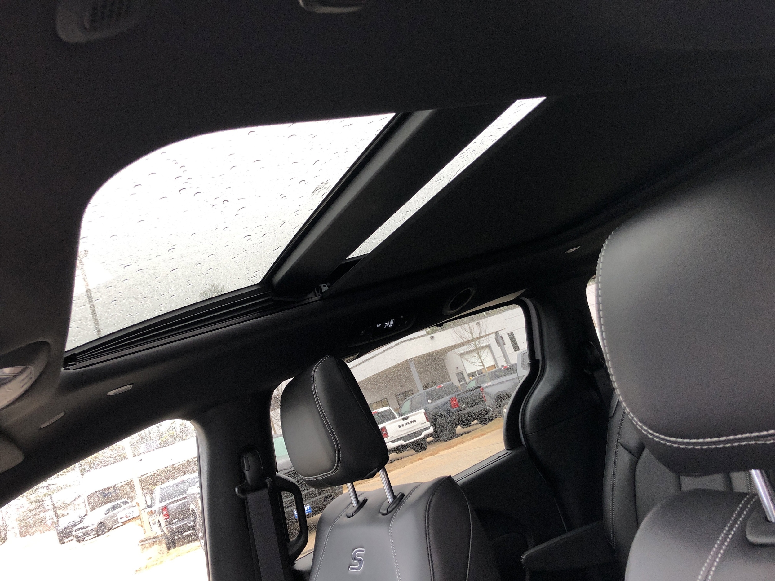 2026 Chrysler Pacifica Select - Photo 16