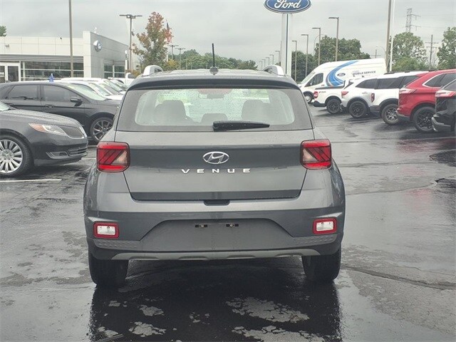 2024 Hyundai Venue SEL photo 3