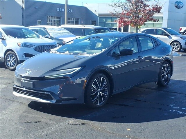 2023 Toyota Prius LE photo 2