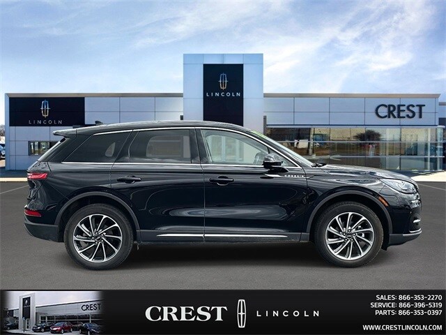 2023 Lincoln Corsair Standard photo 2