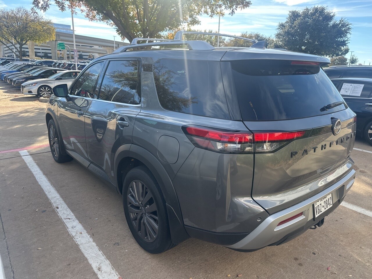 2024 Nissan Pathfinder SL photo 2