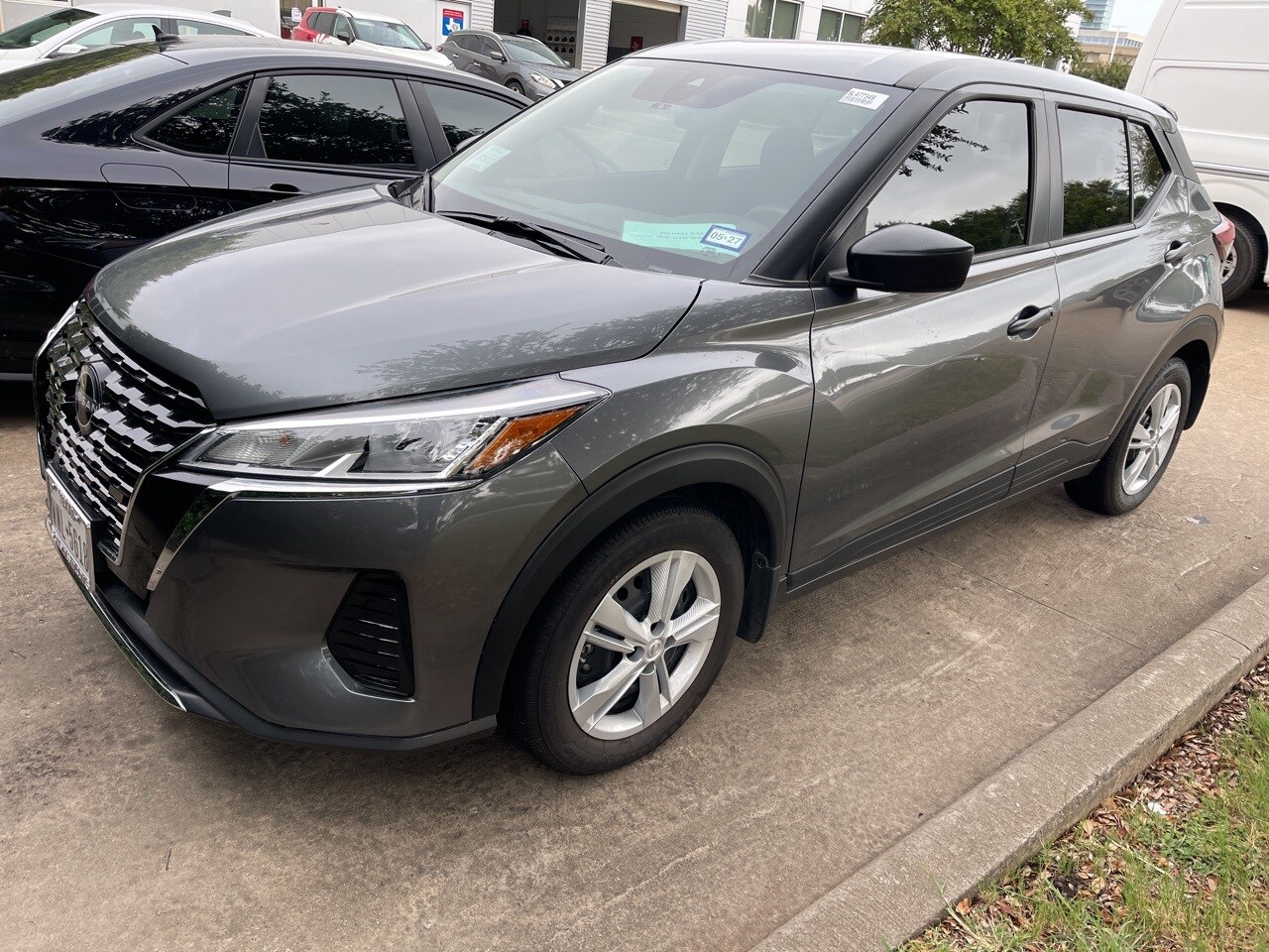 2025 Nissan Kicks Play S photo 2