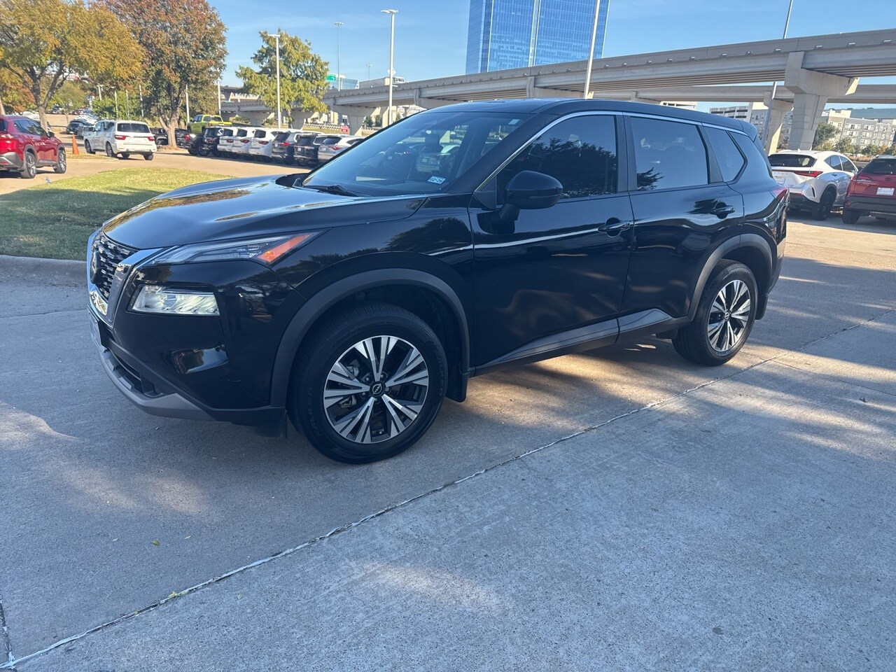 2022 Nissan Rogue SV photo 2