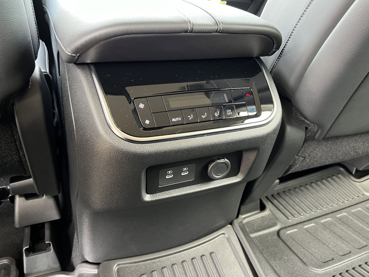 2026 Nissan Armada SV - Photo 17