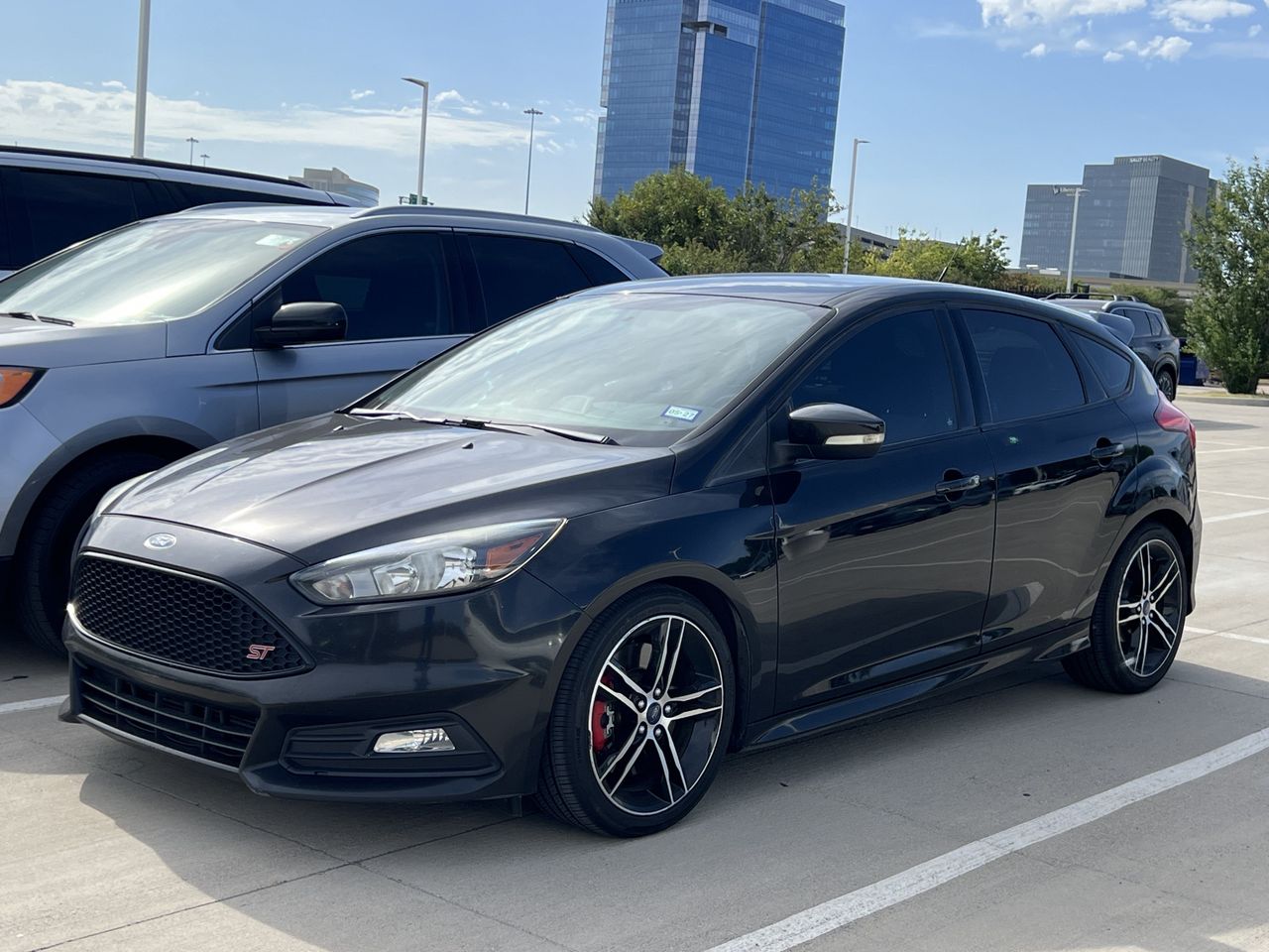 Tuxedo Black 2015 Ford Focus Hatchback Front-Wheel Drive 6-Speed Manual