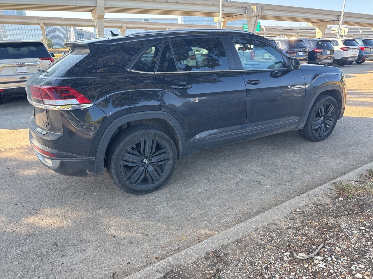 2022 Volkswagen Atlas Cross Sport V6 SE Technology photo 3