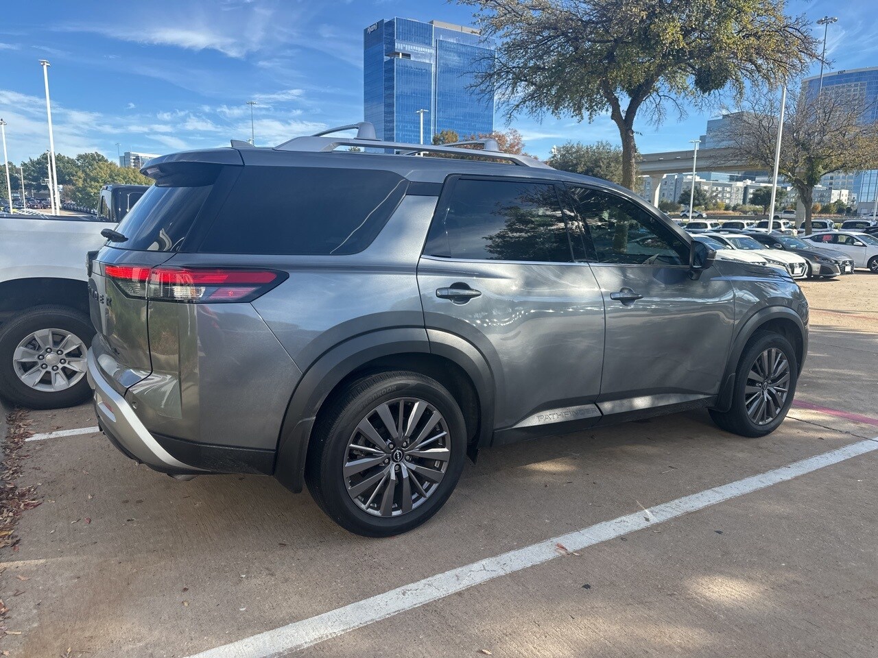 2024 Nissan Pathfinder SL photo 3