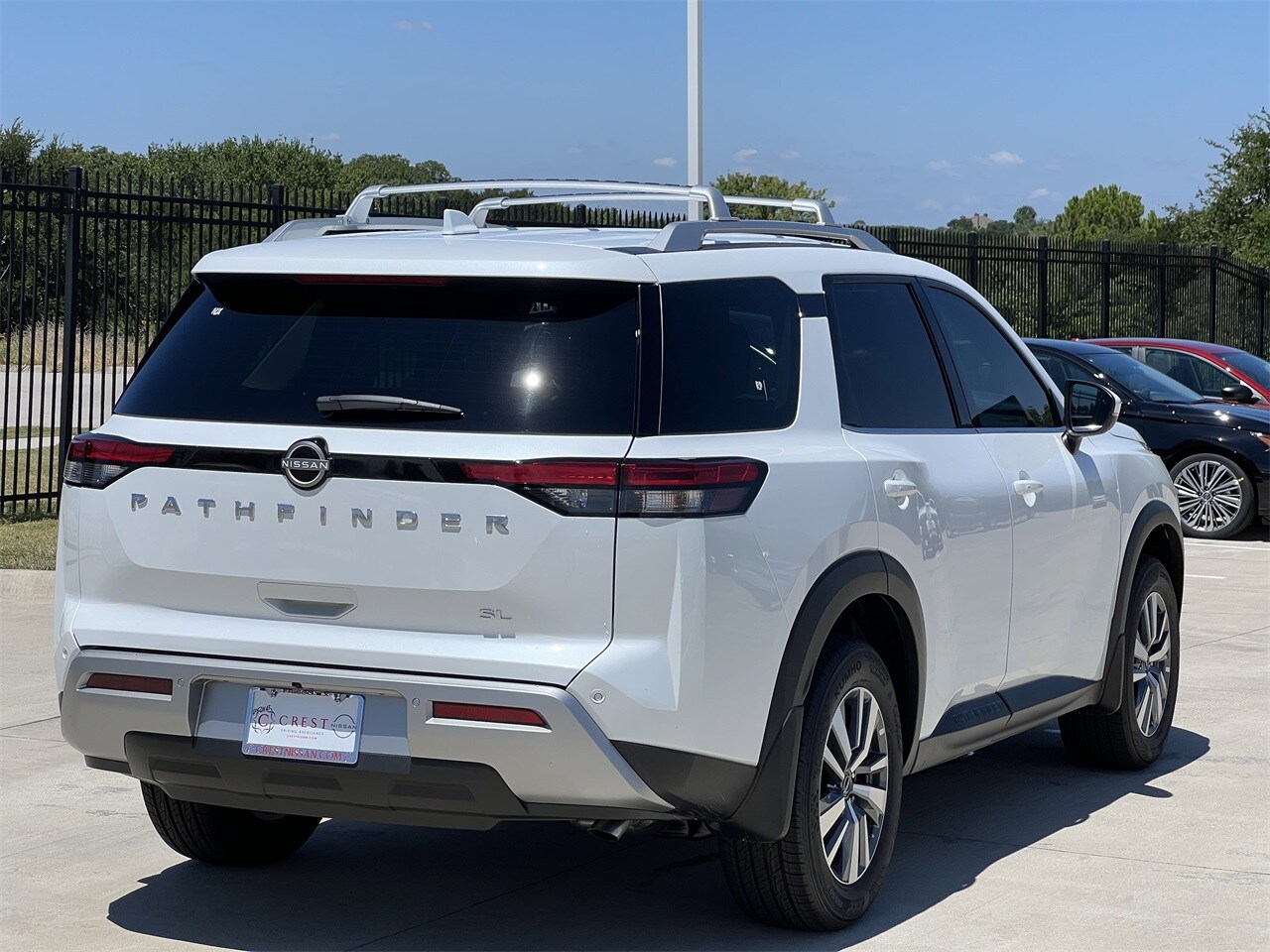 2025 Nissan Pathfinder SL photo 2