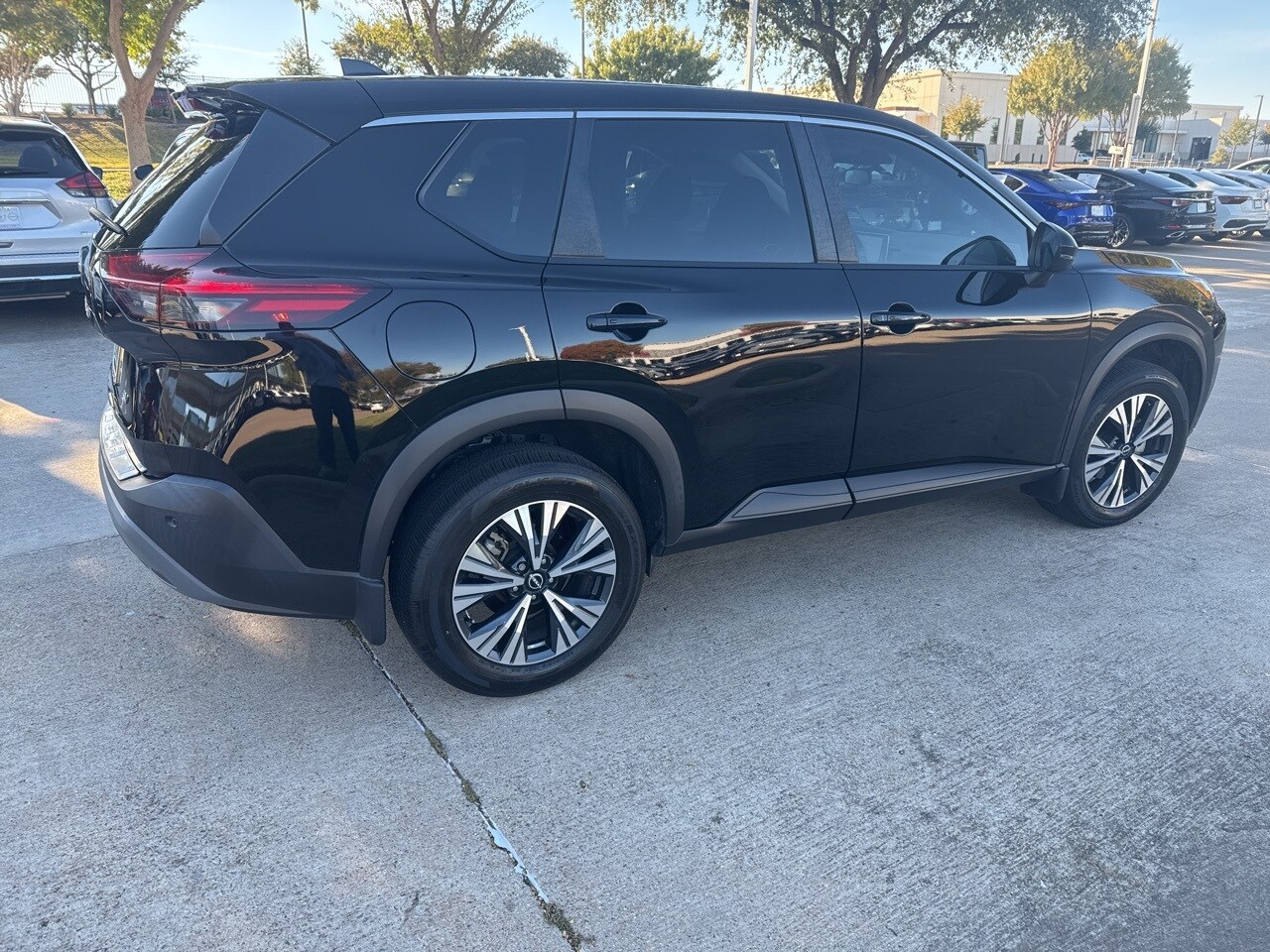 2022 Nissan Rogue SV photo 3