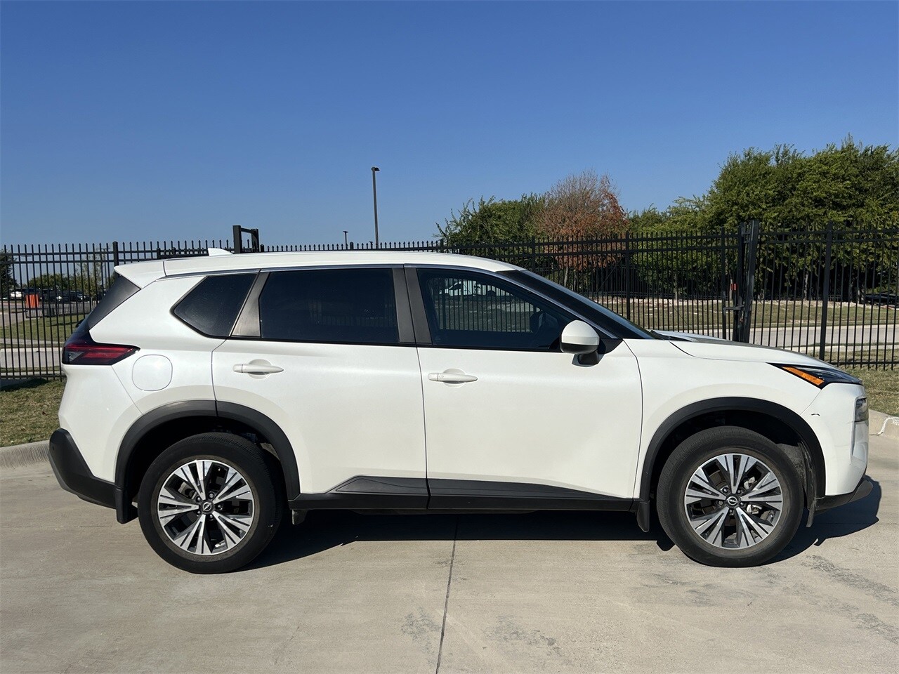 2023 Nissan Rogue SV photo 3