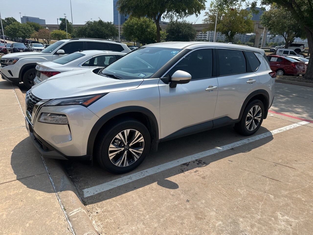 2022 Nissan Rogue SV photo 2