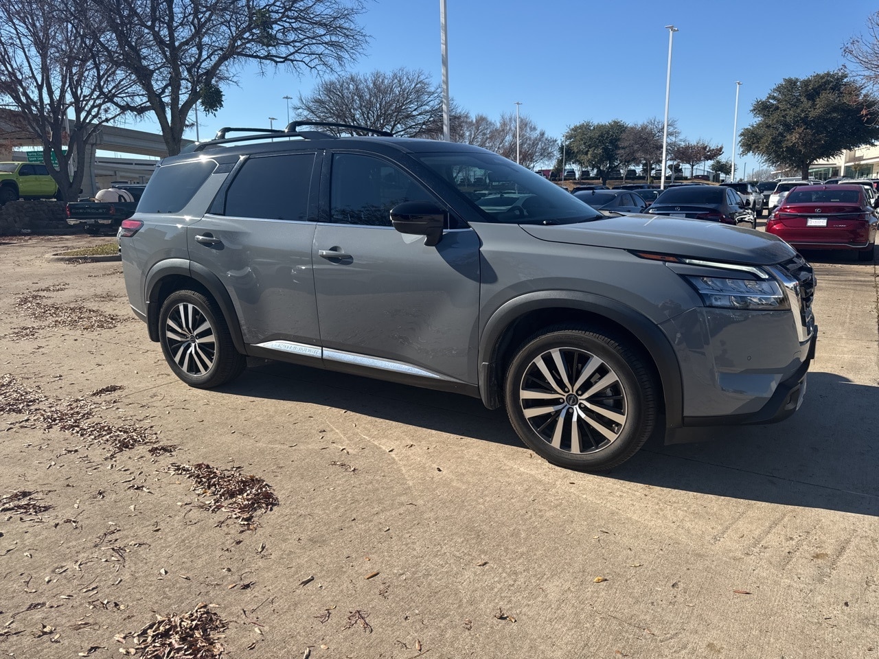 2023 Nissan Pathfinder Platinum's photo