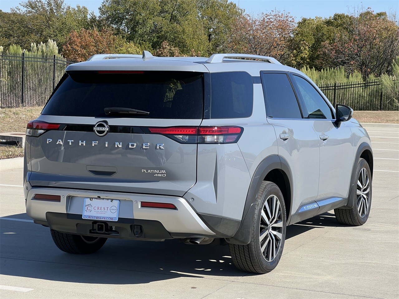 2025 Nissan Pathfinder Platinum photo 3