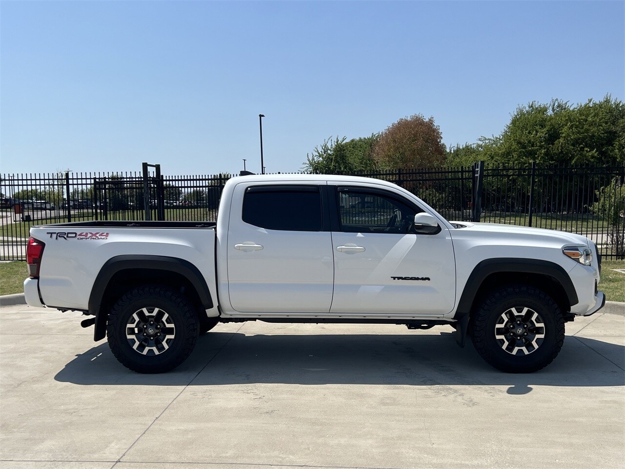 2019 Toyota Tacoma TRD Off-Road photo 3