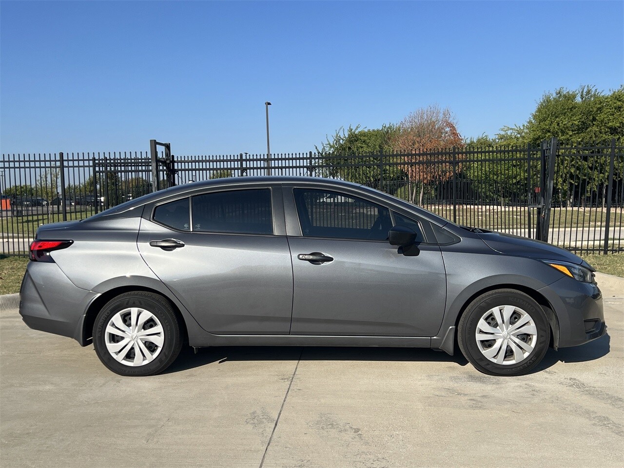 2025 Nissan Versa 1.6 S photo 3