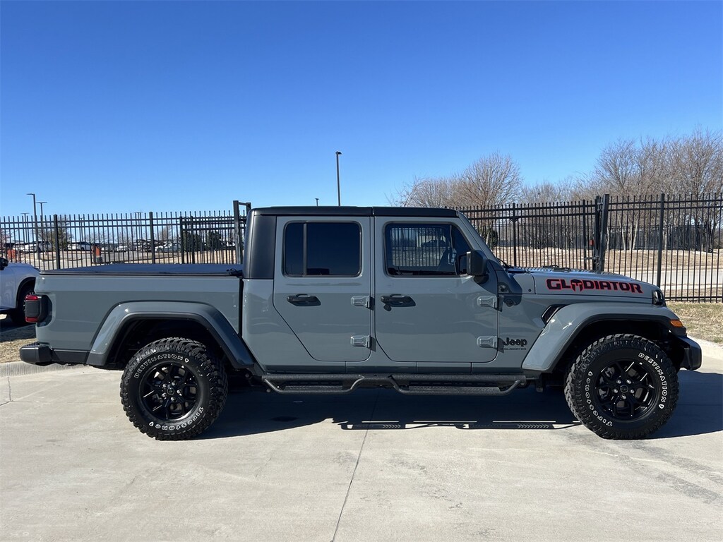 Used 2025 Jeep Gladiator Willys Truck Crew Cab